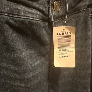 NWT Torrid Skinny Ankle Jeans -22 Short
